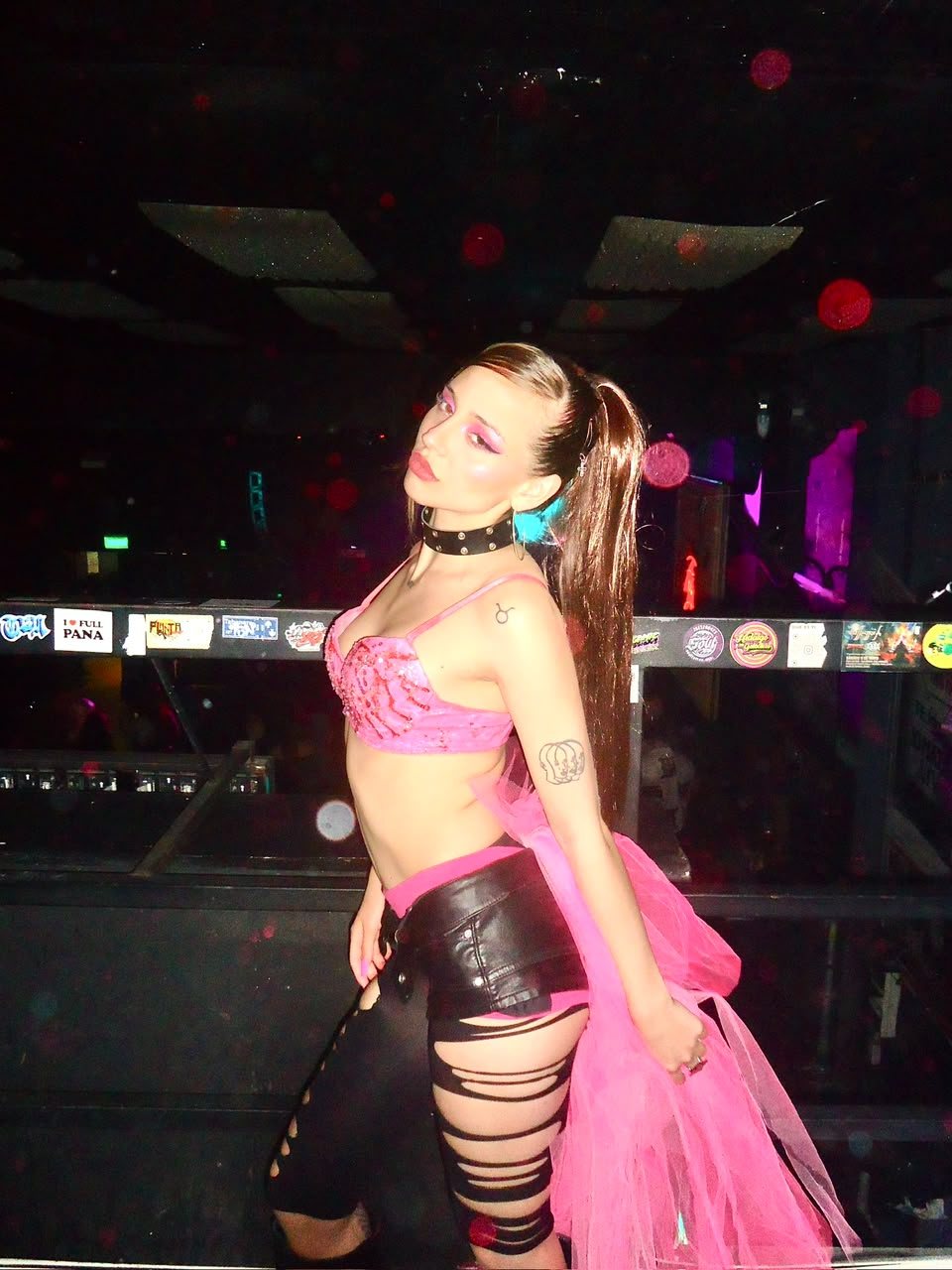 Nena con corset rosa, tul y shorts de cuero en el escenario