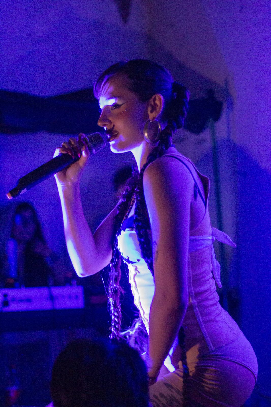 Nena cantando bajo luz violeta